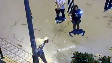 Aydınlatma direğine bağlayıp, üzerine un ve sıvı yağ döktüler