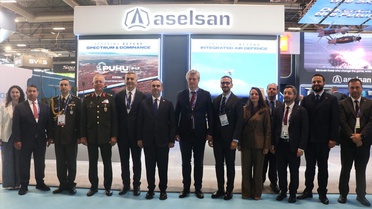 Bakan Kacır, Eurosatory Fuarı'nda Türk Firmalarını Ziyaret Etti