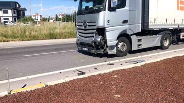Bolvadin'de kavşakta tır-otomobil çarpıştı: 1 yaralı