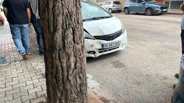 Burdur'da otomobil ağaca çarptı: 1 yaralı