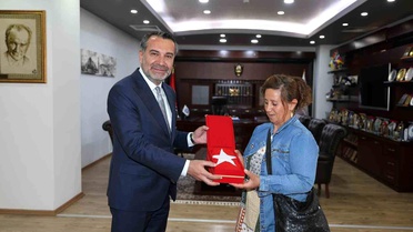 Halk otobüsündeki bayrağı silen kadına Başkan Şerifoğulları'ndan anlamlı hediye