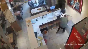 Hakkari'de iş yerinde yaşanan patlama anı kamerada