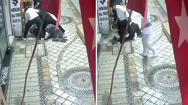 Dört kişi tarafından öldüresiye darbedildi: Olay anı kameraya yansıdı