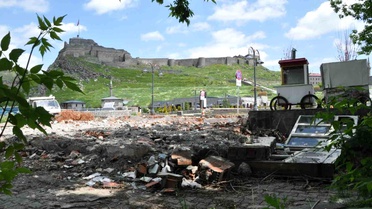 Kars'ta belediyeye ait bahçe, inşaat kalıntılarıyla tarihi bölgeyi olumsuz etkiliyor