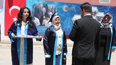 Şehit oğlunun isteğini yerine getiren anne liseyi bitirdi
