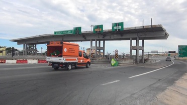 Silivri'de Kaza: Otomobil Gişe Duvarına Çarptı