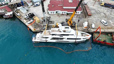 Sinop'ta yan yatan lüks yat kurtarıldı