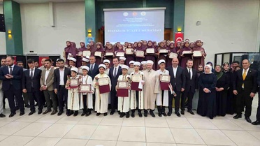 Tatvan'da görkemli hafızlık icazet merasimi: 56 hafız belgelerini aldı