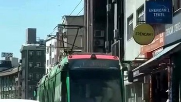Bursa'da çocuklar tramvayın arkasına tutundu