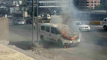Vatandaşlar kovalarla su taşıdı, araç yanmaktan kurtuldu