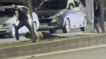 Bir tokatla yere serdi, ardından sürükleyerek götürdü
