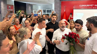 CHP İzmir İl Başkanlığı'nda 'Karanfil' gerginliği
