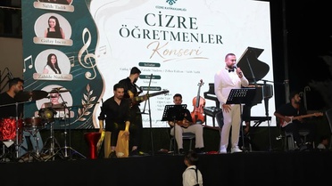 Cizre'de Öğretmen ve Öğrencilerden Müzik Ziyafeti