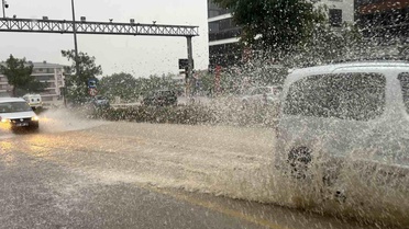 Denizli'de şiddetli yağış trafiği felç etti