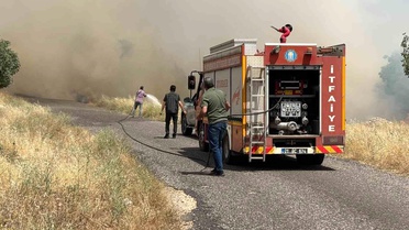 Diyarbakır'da ekili arazide yangın: Yüzlerce dönüm buğday tarlası kül oldu
