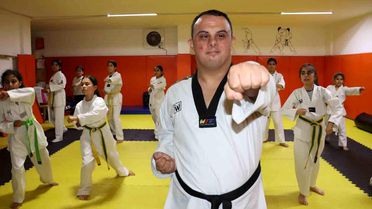 Down sendromlu İbrahim Halil karate ve resimle hayata tutundu