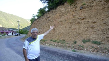 Gümüşhane'de vatandaşların tapulu arazileri toprak kaymaları nedeniyle her geçen gün küçülüyor