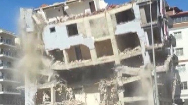 Hatay'da Ağır Hasarlı Bina Yıkıldı