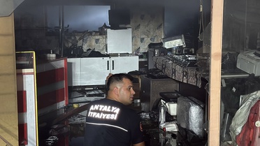 Antalya'da Bilgisayar Dükkanında Yangın