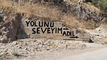 İzmir'de bozuk yol isyan ettirdi, vatandaş çileyi duvarlara yazdı