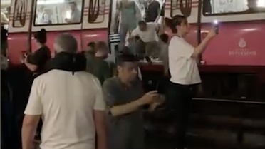 Metro Raydan Çıktı: Yolcular Tünelde Yürüdü