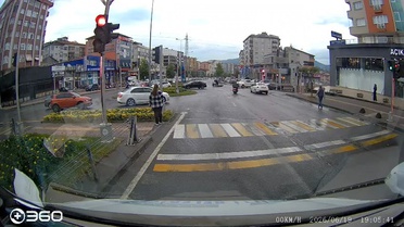Ereğli'de kırmızı ışık ihlali: Motosiklet otomobile çarptı, 2 yaralı