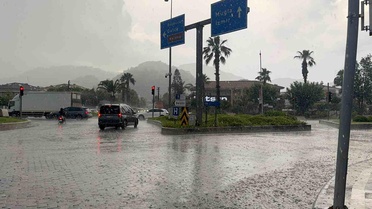 Marmaris'te sağanak günlük yaşamı felç etti