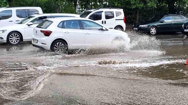 On dakika yağdı, yollar göle döndü