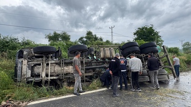 Taraklı'da Beton Mikseri Devrildi