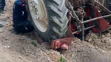 Seyitgazi'de yaşlı adam ters dönen traktörün altında kaldı