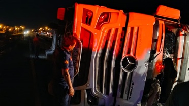Kurtalan'da Tır Devrildi: 3 Yaralı