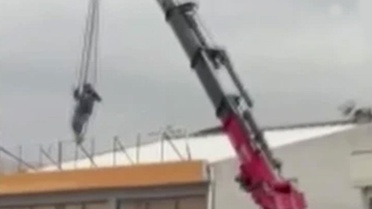 Ankara'da bir kişi vinçte sallandı: O anlar kameraya yansıdı