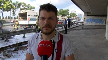 Üsküdar'da Araç Yangını: Motosikletli Müdahale