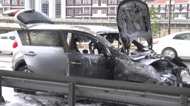 Üsküdar'da alev alev yanan SUV kullanılamaz hale geldi