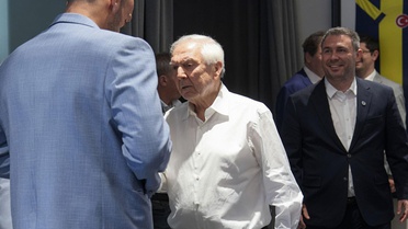 Vedat Muriqi'nin Aziz Yıldırım ile tokalaşmadan önce yaptığına beğeni yağıyor