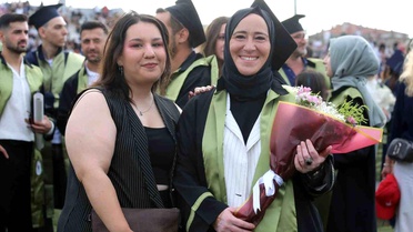 Anne Kız Üniversiteyi Birlikte Kazandı