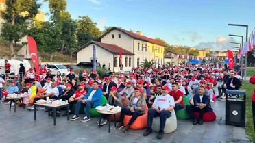 Arnavutköy'de binlerce kişi milli maç heyecanını dev ekranlarda yaşadı