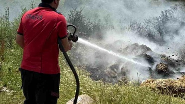 Boş arazideki atık samanlar alev aldı