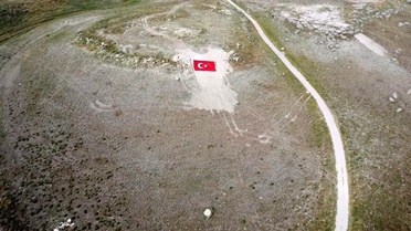 Eskişehirli gençler Milli Takıma destek için dağa Türk Bayrağı nakşetti