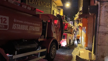 İstanbul'un kalbinde korkutan yangın! Tarihi han alevlere teslim oldu