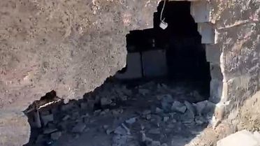 Ceylanpınar'da Traktör Ev Duvarını Yıktı