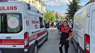 Bir kızını öldürdü, eşi ve diğer kızını ağır yaraladı