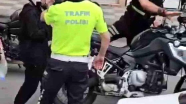 Trabzon'da Motosikletli Polis Öğrencilere Yardım Etti