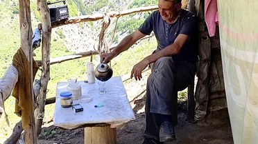 40 yıldır yaylada tek başına yaşıyor! Geceleri ayı ve kurt nöbeti tutuyor