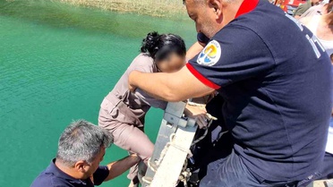 Adana'da Eğner Köprüsü'nden Düşen Kadın Kurtarıldı
