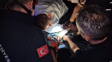 Alkollü vatandaşın bileği telle sıkıştı