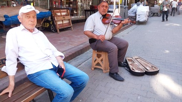Müzik ve Ayakkabı Boyacılığına Gönül Veren Adam
