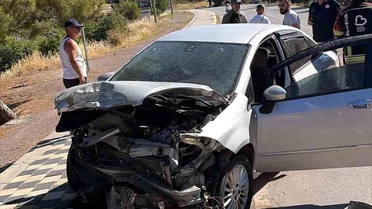 Ayvalık'ta Trafik Kazası: Sürücü Itfaiye ile Kurtarıldı