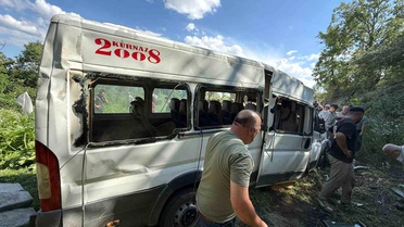 Ağlasun'da minibüs tarlaya uçtu: 8 yaralı