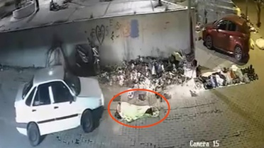 Uykusunda arabanın altında kaldı, hiç bir şey olmamış gibi ayağa kalktı